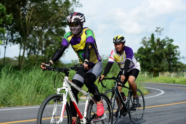 Gli Atleti Dilettanti Bici Sfruttano Massimo Loro Sforzi Nella Corsa — Foto Stock