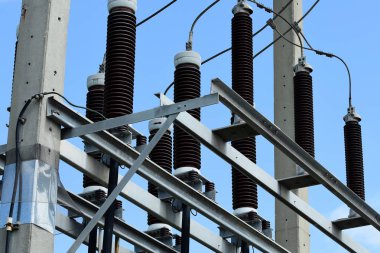 Yüksek gerilim iletim line.high gerilim kutup güç iletim sistemi ile gökyüzü arka plan görüntüsü. Yüksek gerilim kule mavi gökyüzü arka plan