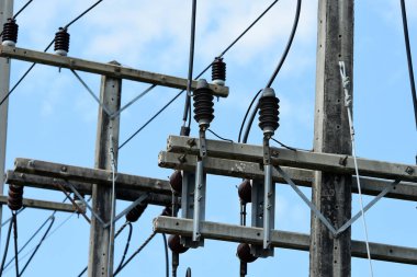Yüksek gerilim iletim line.high gerilim kutup güç iletim sistemi ile gökyüzü arka plan görüntüsü. Yüksek gerilim kule mavi gökyüzü arka plan