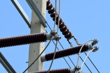 yüksek gerilim elektrik hatları dikmesi üzerinde 