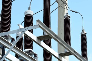 Yüksek gerilim iletim line.high gerilim kutup güç iletim sistemi ile gökyüzü arka plan görüntüsü. Yüksek gerilim kule mavi gökyüzü arka plan