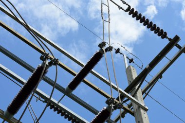 yüksek gerilim elektrik hatları dikmesi üzerinde 