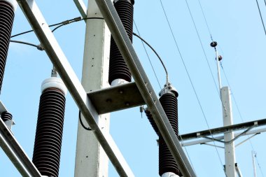 yüksek gerilim elektrik hatları dikmesi üzerinde 