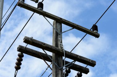 yüksek gerilim elektrik hatları dikmesi üzerinde 