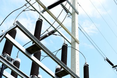 yüksek gerilim elektrik hatları dikmesi üzerinde 