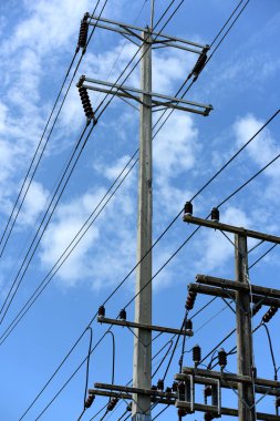 yüksek gerilim elektrik hatları dikmesi üzerinde 