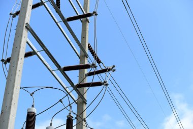 Yüksek gerilim iletim line.high gerilim kutup güç iletim sistemi ile gökyüzü arka plan görüntüsü. Yüksek gerilim kule mavi gökyüzü arka plan