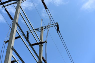 Yüksek gerilim iletim line.high gerilim kutup güç iletim sistemi ile gökyüzü arka plan görüntüsü. Yüksek gerilim kule mavi gökyüzü arka plan