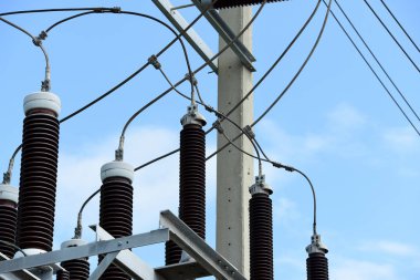 Yüksek gerilim iletim line.high gerilim kutup güç iletim sistemi ile gökyüzü arka plan görüntüsü. Yüksek gerilim kule mavi gökyüzü arka plan
