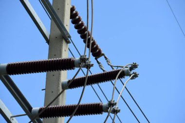Yüksek gerilim iletim line.high gerilim kutup güç iletim sistemi ile gökyüzü arka plan görüntüsü. Yüksek gerilim kule mavi gökyüzü arka plan