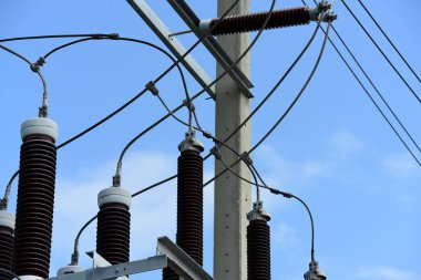 yüksek gerilim elektrik hatları dikmesi üzerinde 