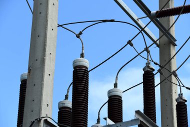 Yüksek gerilim iletim line.high gerilim kutup güç iletim sistemi ile gökyüzü arka plan görüntüsü. Yüksek gerilim kule mavi gökyüzü arka plan