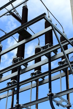 yüksek gerilim elektrik hatları dikmesi üzerinde 