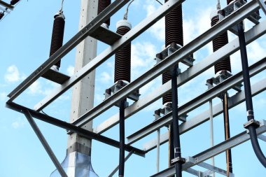 Yüksek gerilim iletim line.high gerilim kutup güç iletim sistemi ile gökyüzü arka plan görüntüsü. Yüksek gerilim kule mavi gökyüzü arka plan