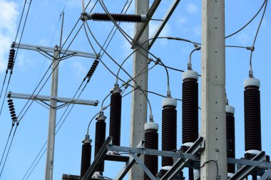 Yüksek gerilim iletim line.high gerilim kutup güç iletim sistemi ile gökyüzü arka plan görüntüsü. Yüksek gerilim kule mavi gökyüzü arka plan