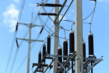 yüksek gerilim elektrik hatları dikmesi üzerinde 