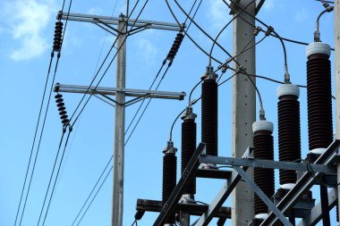 Yüksek gerilim iletim line.high gerilim kutup güç iletim sistemi ile gökyüzü arka plan görüntüsü. Yüksek gerilim kule mavi gökyüzü arka plan