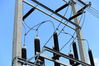 Yüksek gerilim iletim line.high gerilim kutup güç iletim sistemi ile gökyüzü arka plan görüntüsü. Yüksek gerilim kule mavi gökyüzü arka plan