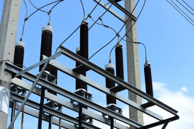 Yüksek gerilim iletim line.high gerilim kutup güç iletim sistemi ile gökyüzü arka plan görüntüsü. Yüksek gerilim kule mavi gökyüzü arka plan