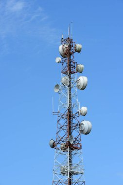 gökyüzüne karşı büyük iletişim Kulesi