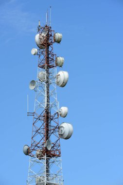 gökyüzüne karşı büyük iletişim Kulesi