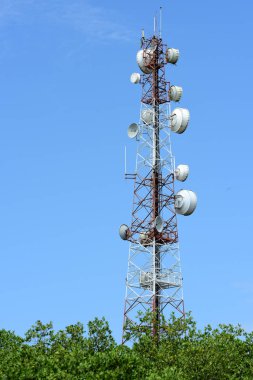 gökyüzüne karşı büyük iletişim Kulesi