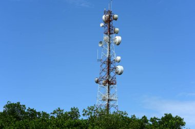 gökyüzüne karşı büyük iletişim Kulesi