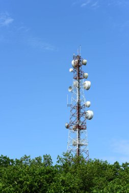 gökyüzüne karşı büyük iletişim Kulesi