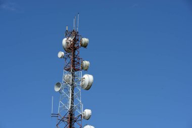 gökyüzüne karşı büyük iletişim Kulesi
