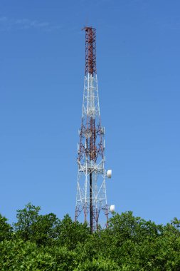 Mikrodalga sistem. Kablosuz iletişim anteni ile parlak gökyüzü. Telekomünikasyon kule mavi gökyüzü ile antenler ile.