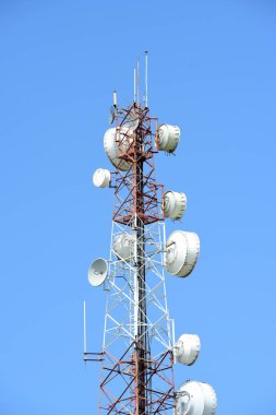 Mikrodalga sistem. Kablosuz iletişim anteni ile parlak gökyüzü. Telekomünikasyon kule mavi gökyüzü ile antenler ile.