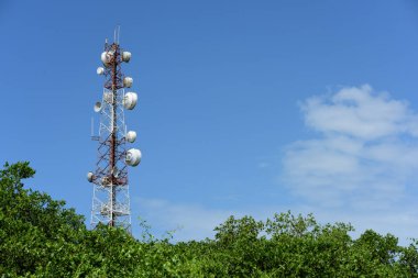 Kablosuz iletişim anteni ile parlak gökyüzü. Telekomünikasyon kule mavi gökyüzü ile antenler ile.