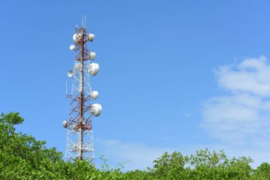 Mikrodalga sistem. Kablosuz iletişim anteni ile parlak gökyüzü. Telekomünikasyon kule mavi gökyüzü ile antenler ile.
