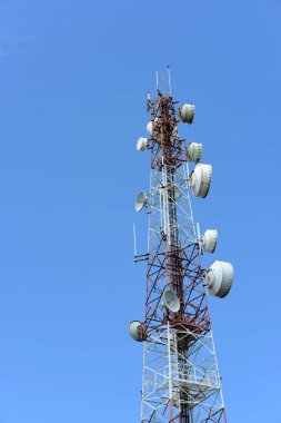 Mikrodalga sistem. Kablosuz iletişim anteni ile parlak gökyüzü. Telekomünikasyon kule mavi gökyüzü ile antenler ile.