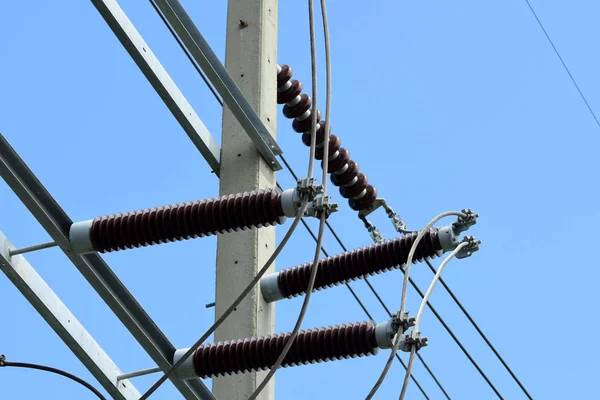 高電圧伝送 Line High 電圧極空背景画像と送電システム 青い空を背景に高圧鉄塔 — ストック写真