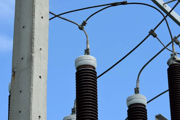 高電圧伝送 Line High 電圧極空背景画像と送電システム 青い空を背景に高圧鉄塔 — ストック写真