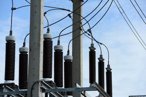 高電圧電力送電線の鉄塔上 — ストック写真