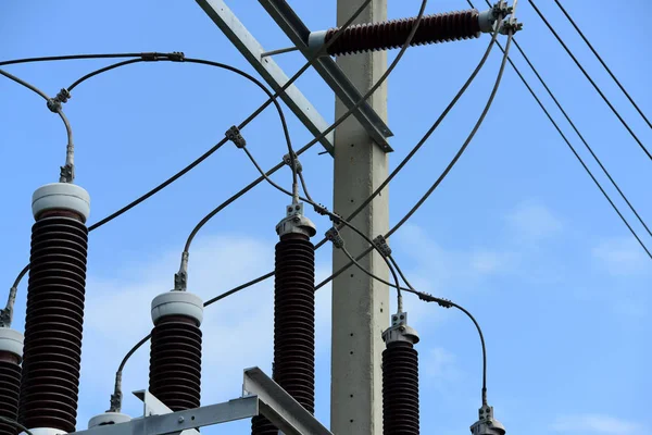 高電圧電力送電線の鉄塔上 — ストック写真