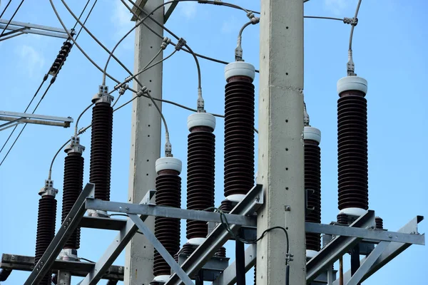 Hochspannungs Übertragungsleitung Hochspannungs Stromübertragungssystem Mit Himmelshintergrundbild Hochspannungsmast Vor Blauem Himmel — Stockfoto
