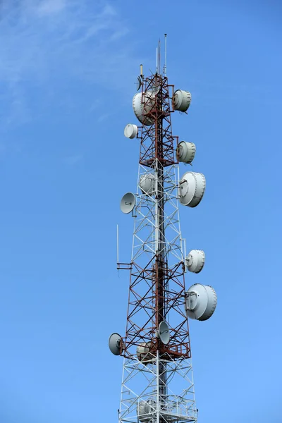 大型通信塔的天空 — 图库照片
