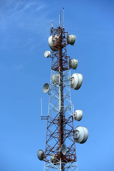 Mededeling Van Grote Toren Tegen Hemel — Stockfoto