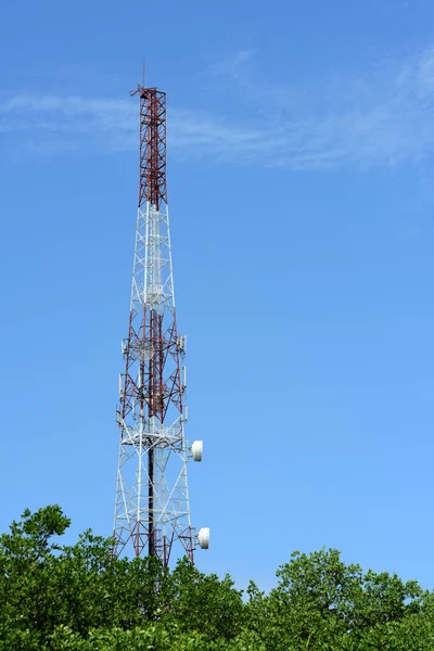 Grande Torre Comunicazione Contro Cielo — Foto Stock