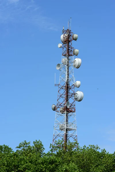 Grande Torre Comunicação Contra Céu — Fotografia de Stock