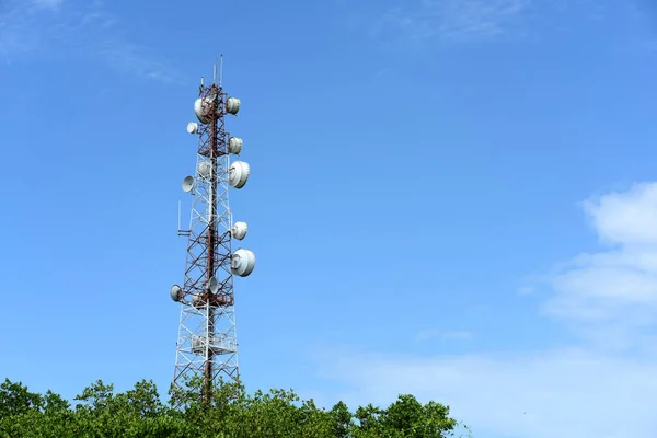 Grande Torre Comunicação Contra Céu — Fotografia de Stock