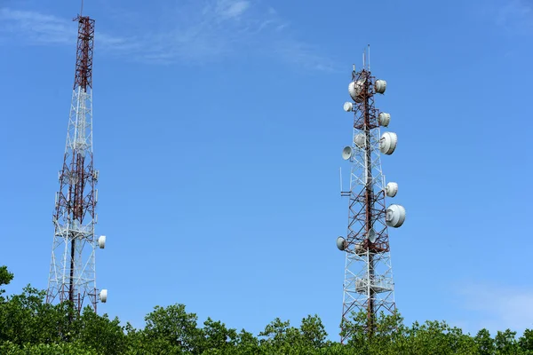 Gran Torre Comunicación Contra Cielo —  Fotos de Stock