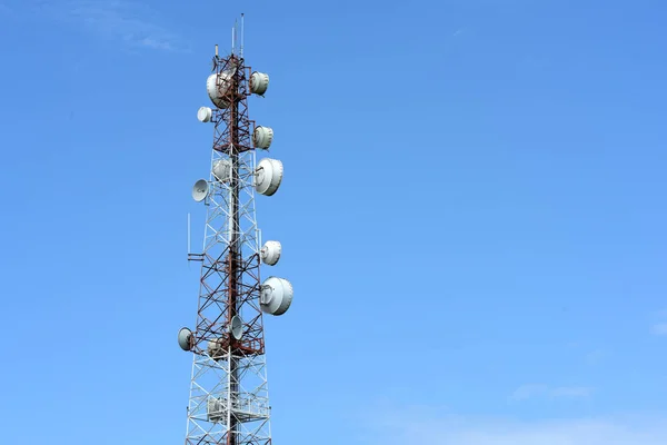 Grande Torre Comunicação Contra Céu — Fotografia de Stock