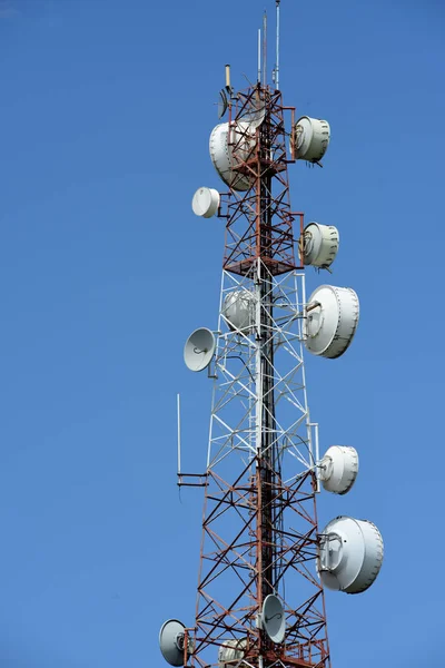 Grande Torre Comunicação Contra Céu — Fotografia de Stock