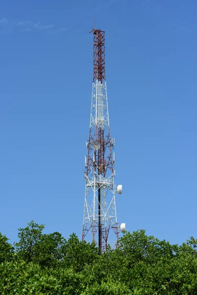 Mikrodalga Sistem Kablosuz Iletişim Anteni Ile Parlak Gökyüzü Telekomünikasyon Kule — Stok fotoğraf