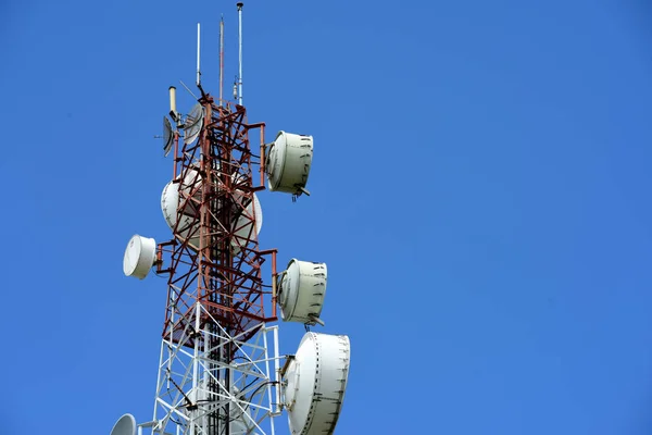 Mikrovågsugn Systemet Trådlös Kommunikation Antennen Med Ljusa Himlen Telekommunikationen Står — Stockfoto