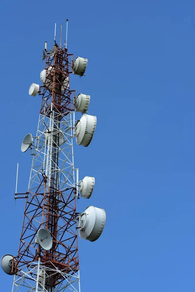 Trådlös Kommunikation Antennen Med Ljusa Himlen Telekommunikationen Står Hög Med — Stockfoto